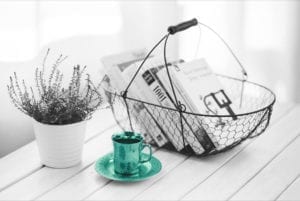 korb bücher kaffeetasse lavendel