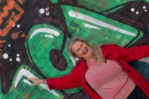Frau bunter Hintergrund