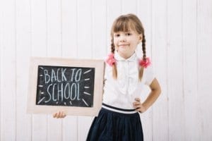 Kleines Mädchen will zurück zur Schule