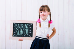 Kleines Mädchen will zurück zur Schule
