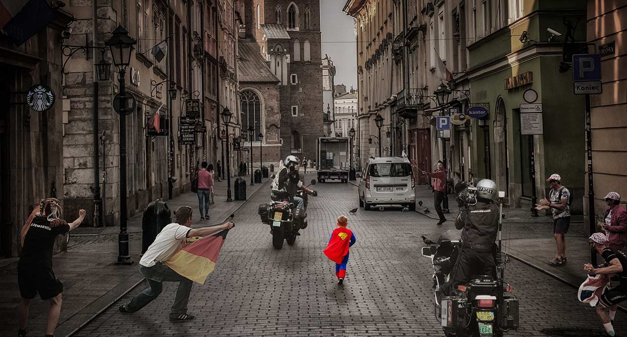 kleiner superman in stadt